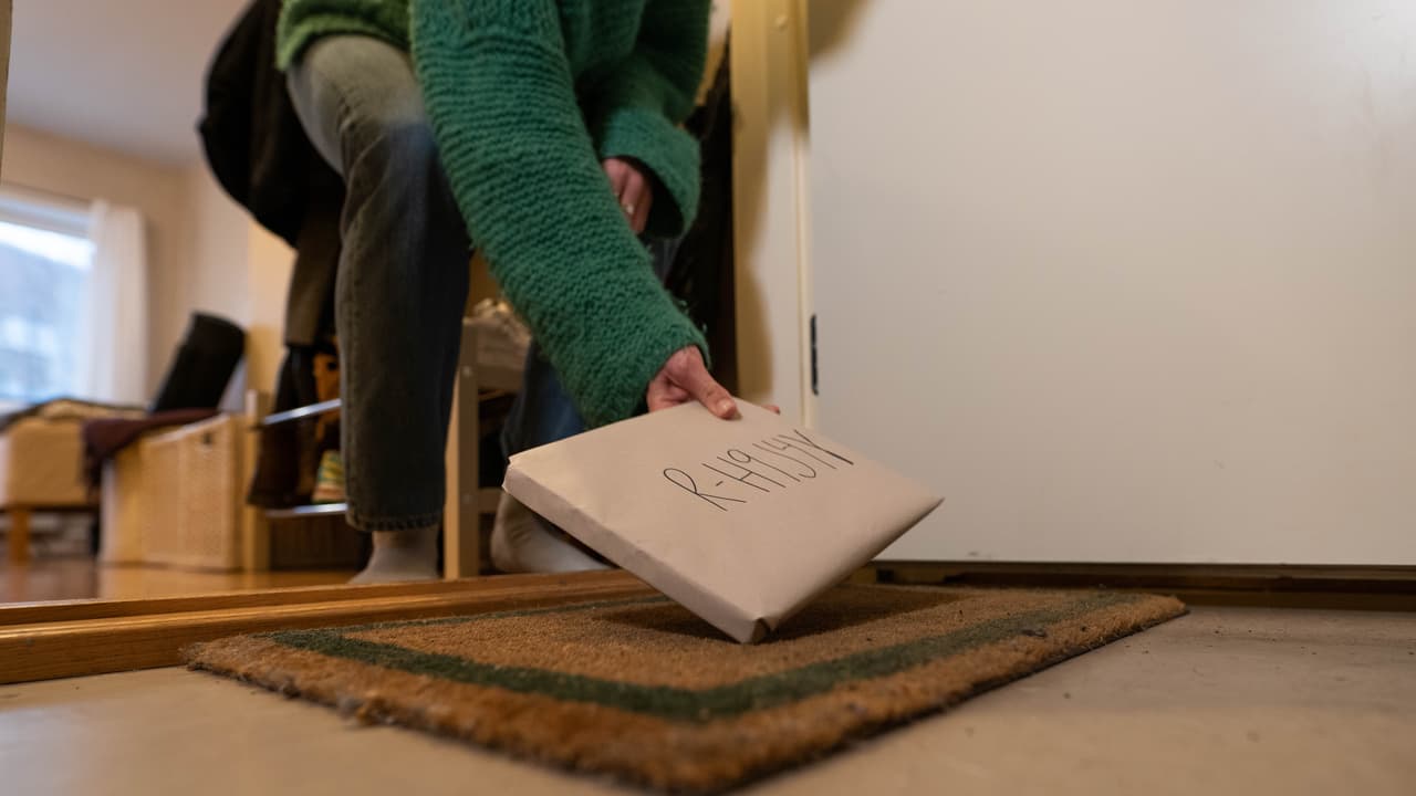 Att sälja med hem-till-hem upphämtning är superenkelt! Lägg paketet på upphämtningsstället som uppgetts så fixar vi resten.