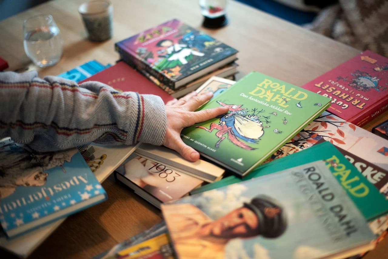 Flere av Ebbes favorittbøker. Mange av dem er brukte og det bryr ikke syvåringen seg om. Historien er like god selv om et barn har lest den før ham. 