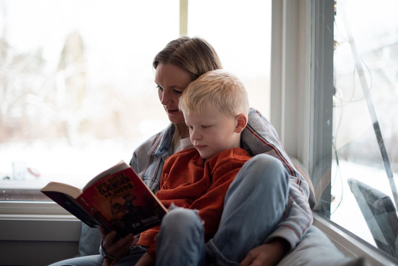 – Jeg begynte å like å lese da jeg var rundt 4 år, forteller Ebbe. Familien på fire bruker mye tid på å lese sammen. 
