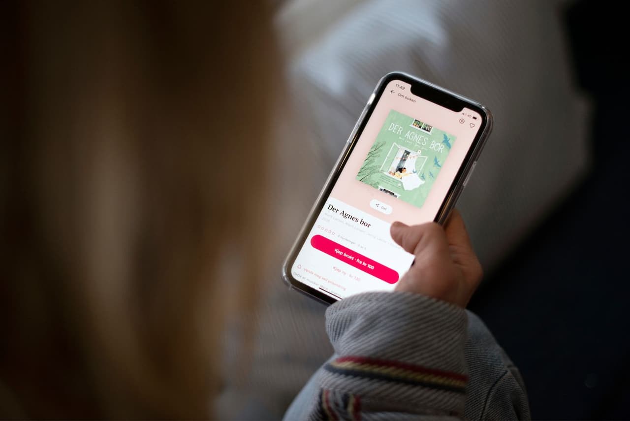 Billigere med brukt. – På Bookis finner jeg kjente titler for en brøkdel av hva de koser hos den vanlige bokhandleren, forteller mamma Helle. 