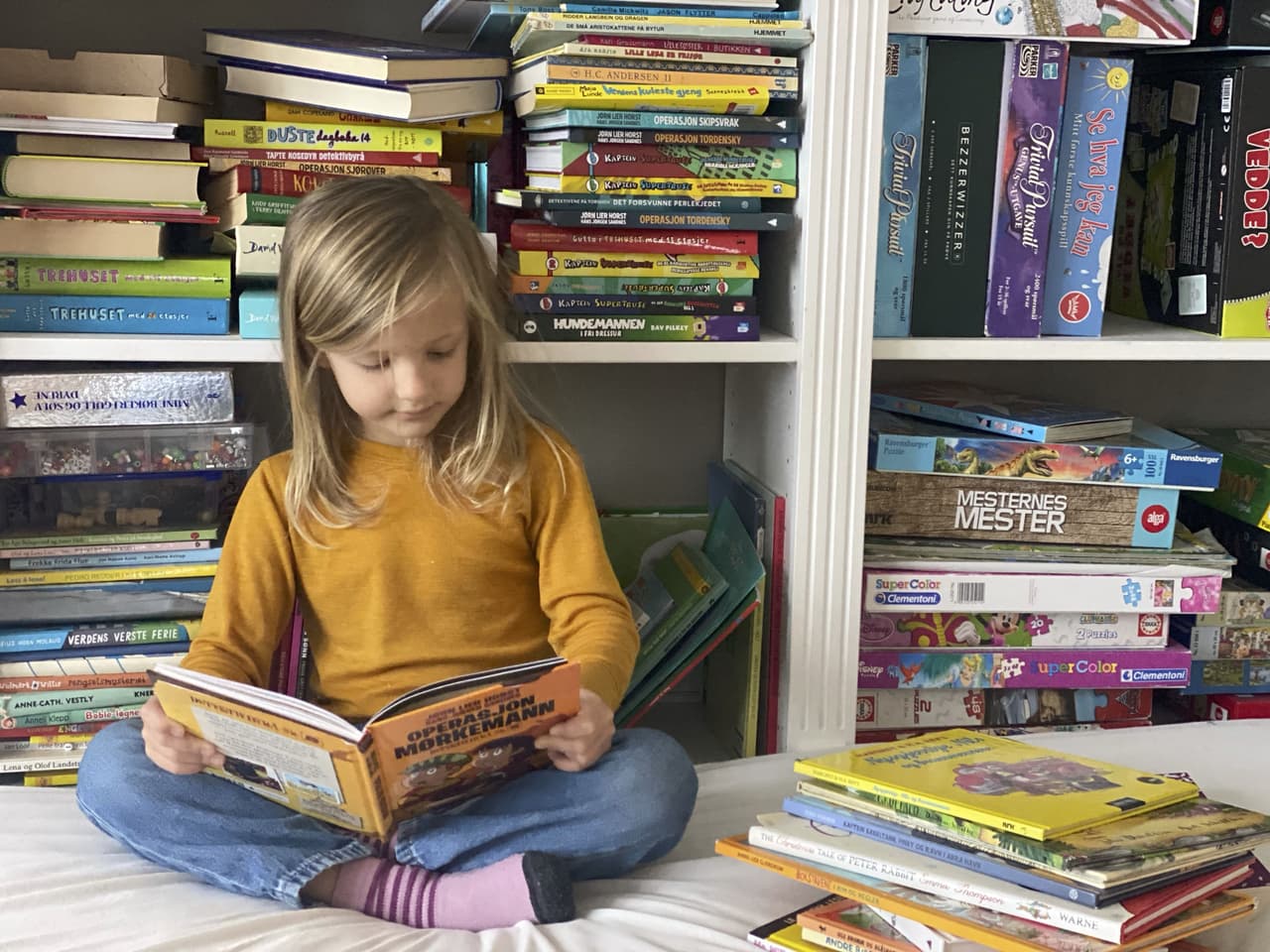 Om boken hun leser er ny eller brukt bryr ikke Jenny (7) seg så mye om.