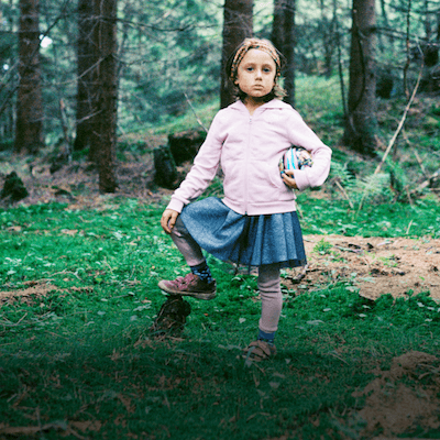 "Pappa er dustete" ble til før Alba (8) hadde lært seg å lese og skrive. 