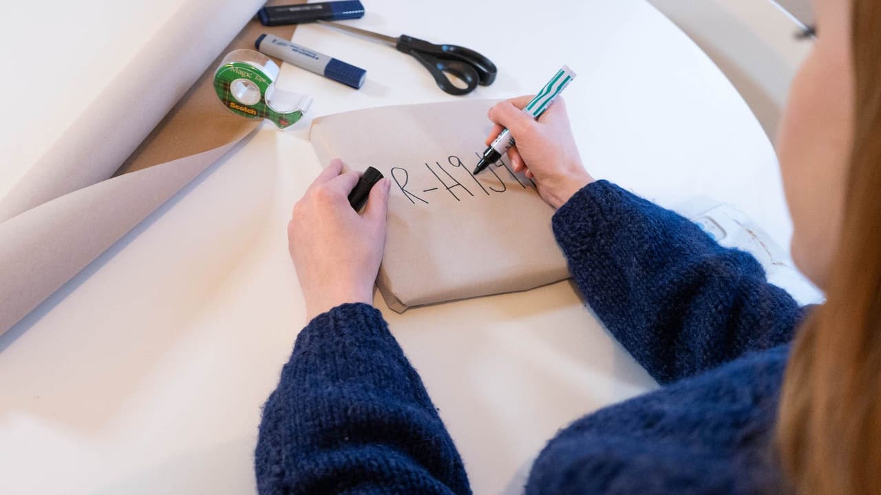 Pakk inn boken lett. Vi anbefaler en plastpose først for å sikre at innholdet i pakken er vanntett.