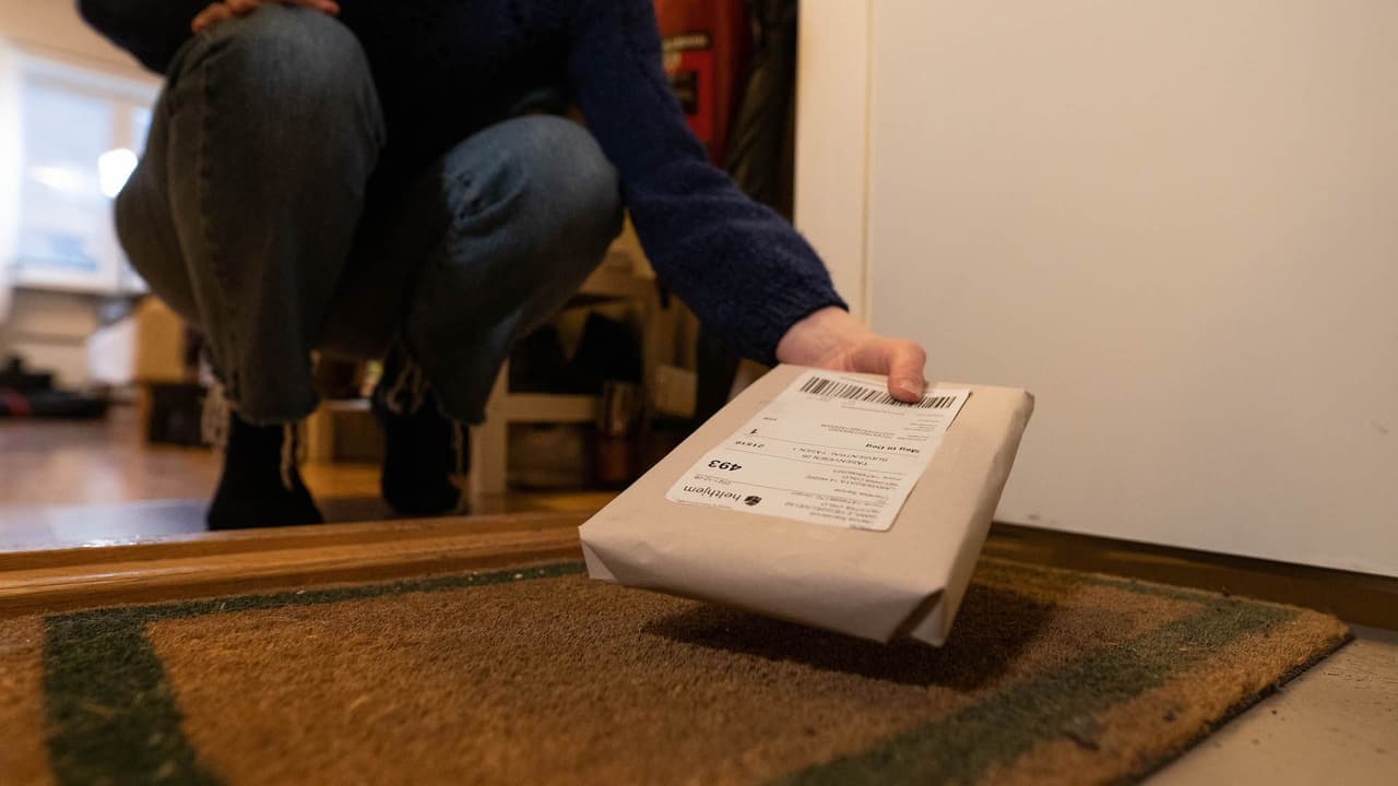 Brukte pensumbøker  leveres på dørmatten eller i postkassen din med Posten eller Helthjem. 