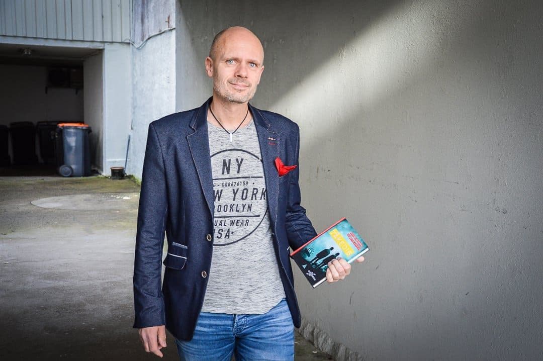 Frode Eie Larsen er utdannet markedsfører, og har blant annet arbeidet som eventsjef for Larvik Hånballklubb. Nå er han forfatter på heltid. Foto: Kjersti Bache / ØP.
