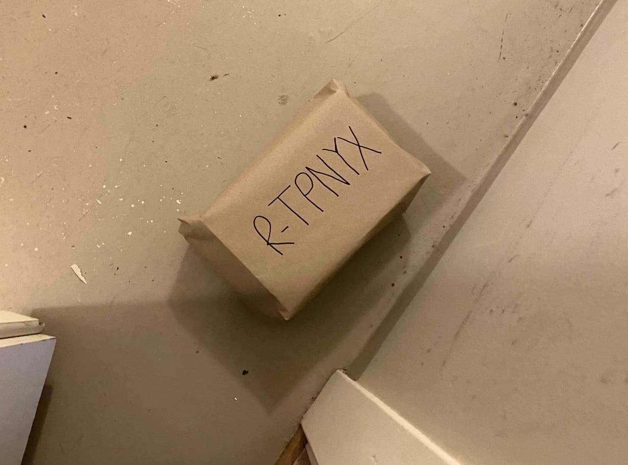 Att sälja med hem-till-hem upphämtning är superenkelt! Lägg paketet på upphämtningsstället som uppgetts så fixar vi resten.