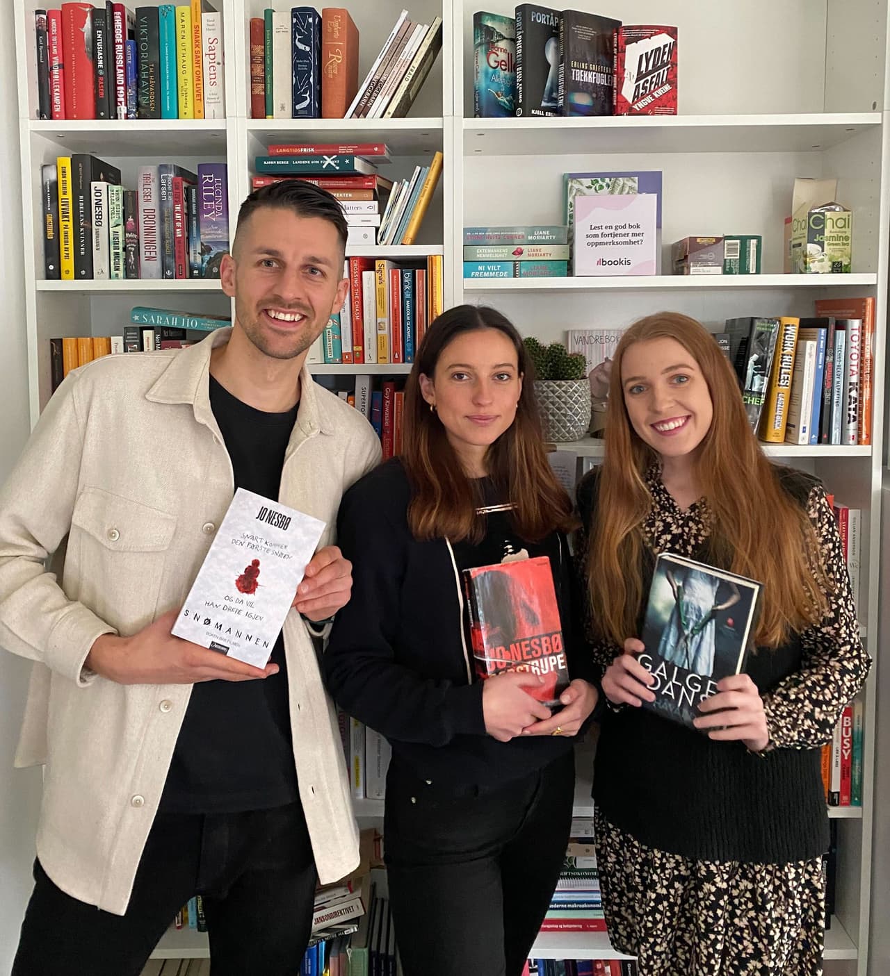Lars, Ingrid og Theresa i Bookis med skumle favoritter fra bokhylla på kontoret. 