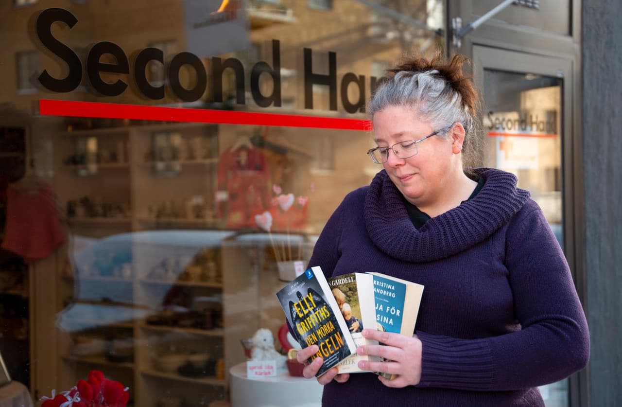 Inger Larsson på Röda Korset Second Hand (Foto: Rasmus Lundgren, Rosic Design)