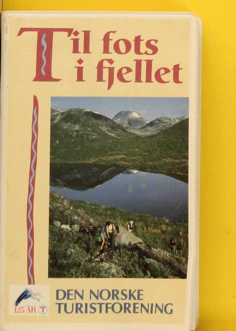 Til fots i fjellet : beskrivelse av merkede fotturruter i Norge