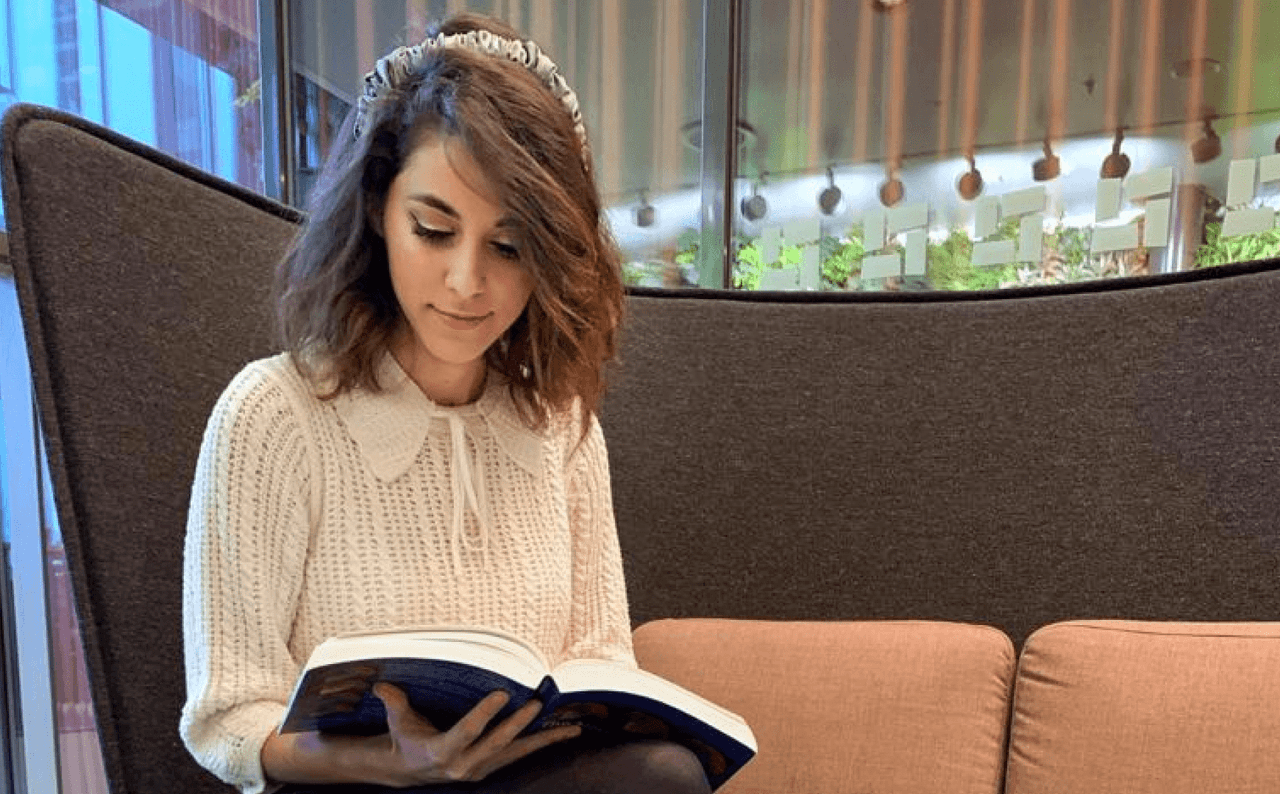 Christina Neofytou planerar att sälja fler böcker via Bookis för att bekosta ny kurslitteratur.